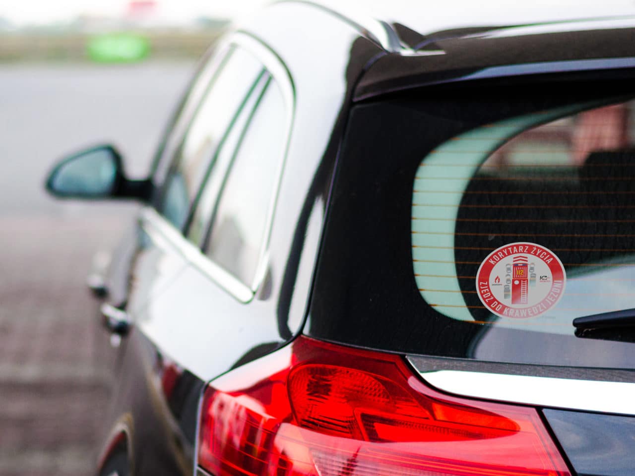 Naklejka „Korytarz życia” na wewnętrzną stronę szyby