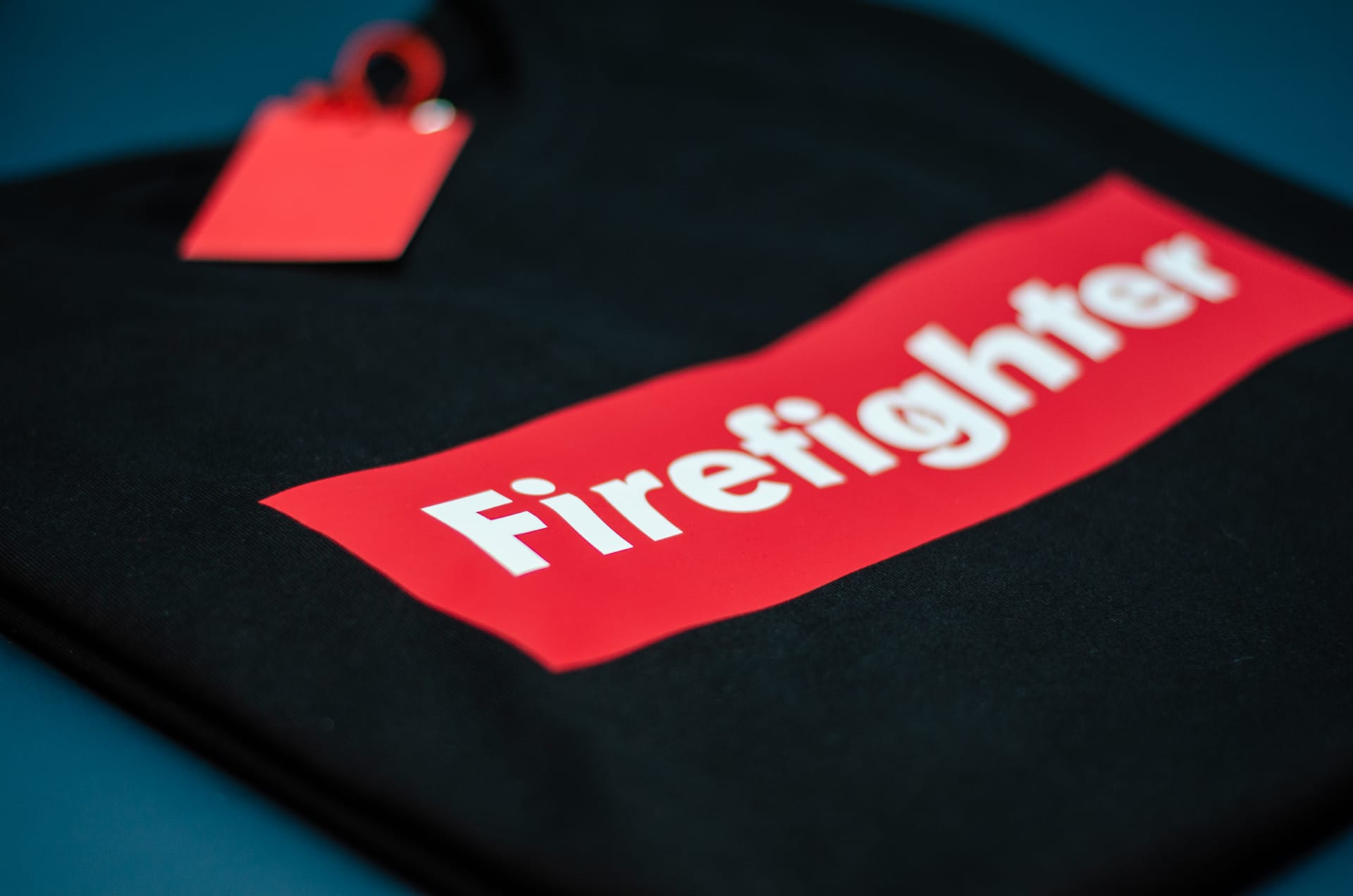 Zestaw koszulka strażacka Firefighter Redtag z czapką truckerką